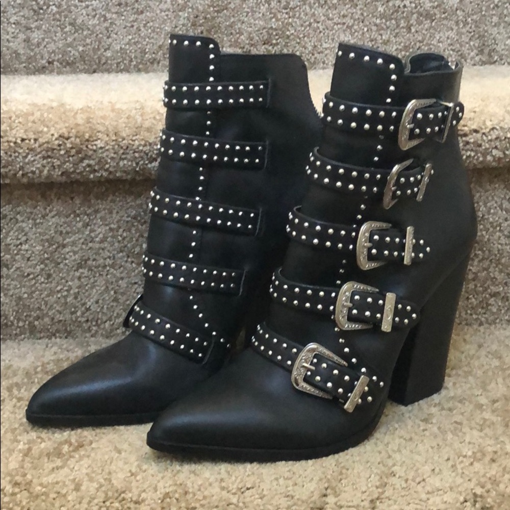 NEW NEVER WORN STEVE MADDEN BOOTIES